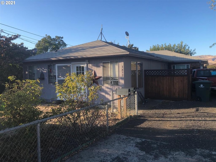 1817 E 12th St, the Dalles, OR 97058 - photo 1