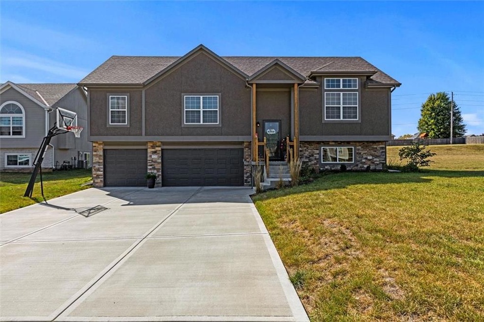 808 Cedar Ridge Dr, Raymore, MO 64083 - photo 1