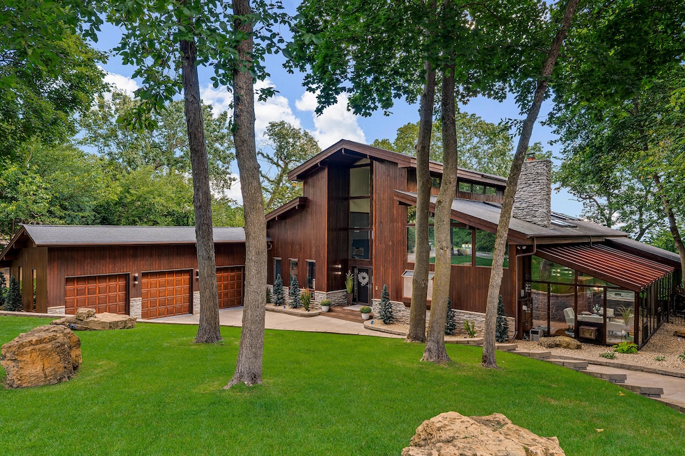 01 Cover_1555 Crescent Hills