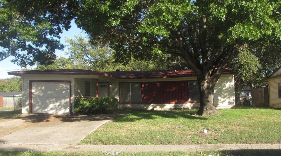 1101 Indian Hills Dr, Grand Prairie, TX 75051 - photo 1