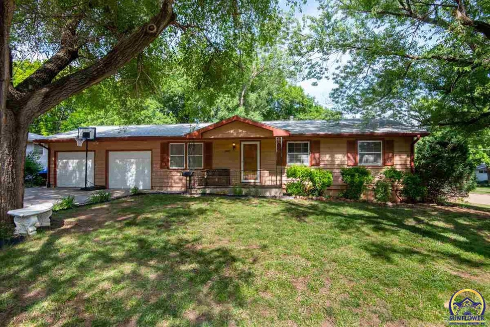 3028 SW Arnold Ave, Topeka, KS 66614 - photo 1