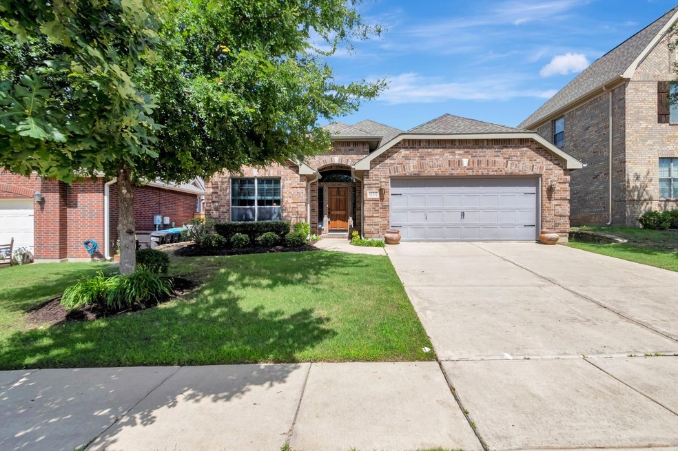 View of front of house featuring a front lawn and 