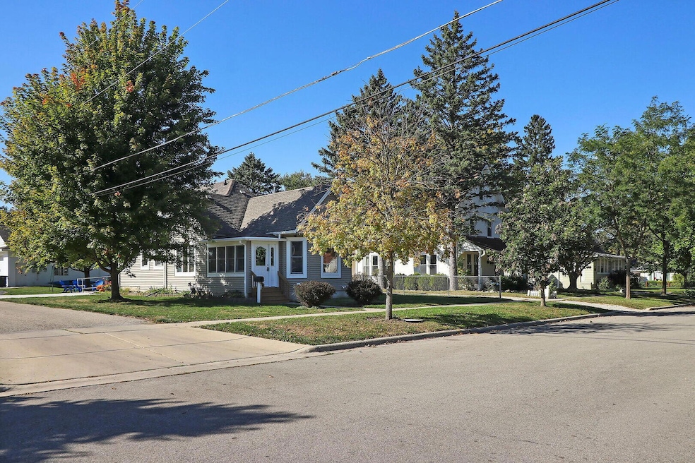 922 Sage St, Lake Geneva, WI 53147 - photo 1