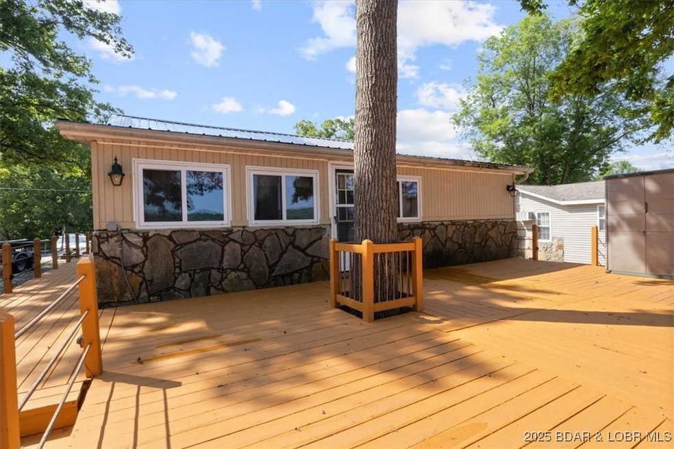 Expansive back deck for entertaining/ lake view!!