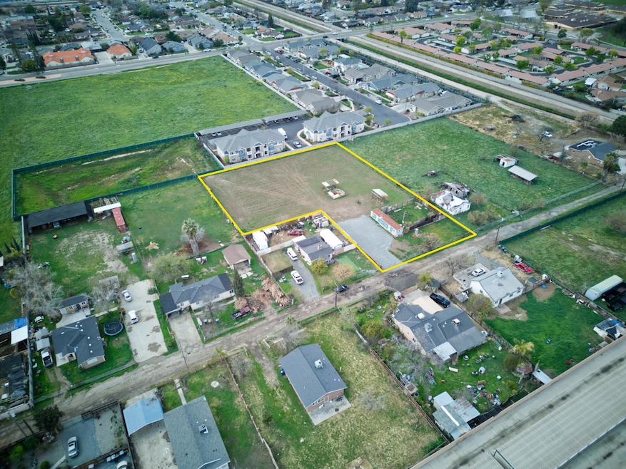 1686 E Foster Dr, Tulare, CA 93274 - photo 1