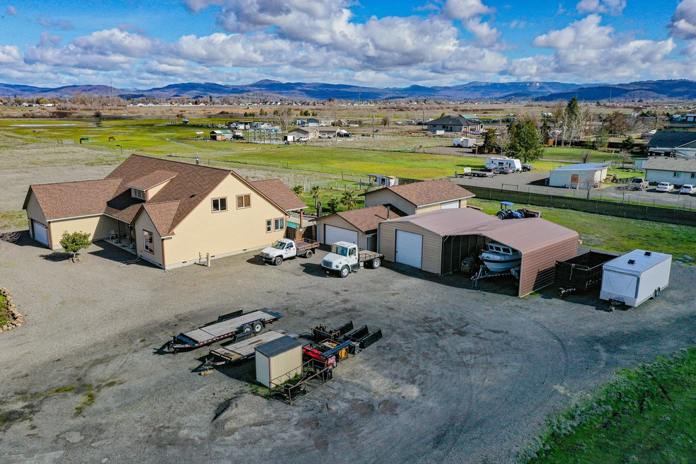 6816 Lakeview Dr, Central Point, OR 97502 - photo 1