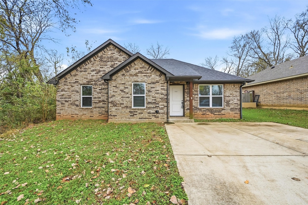 230 E Johnson St, Denison, TX 75021 - photo 1