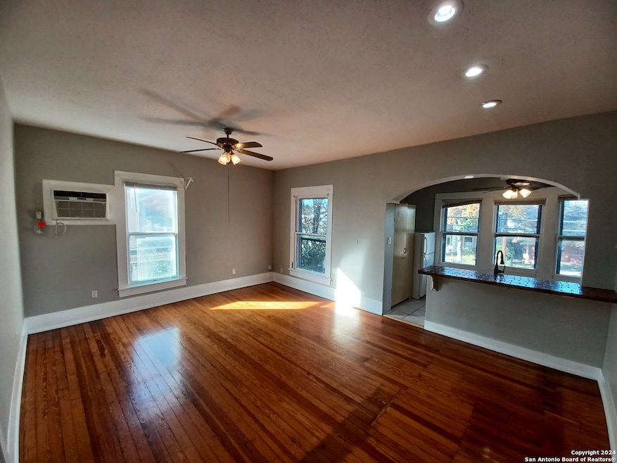 124 W Mistletoe Ave unit 3, San Antonio, TX 78212 - photo 1