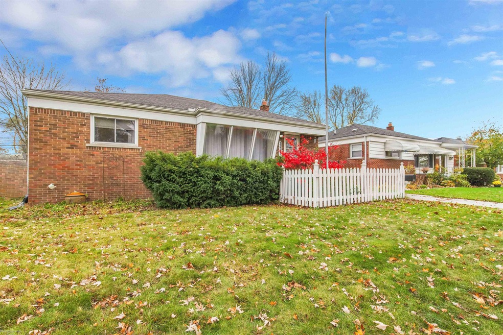 26536 Larchmont St, Saint Clair Shores, MI 48081 - photo 1