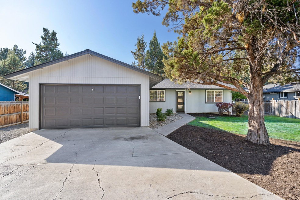 2843 NE Daggett Ln