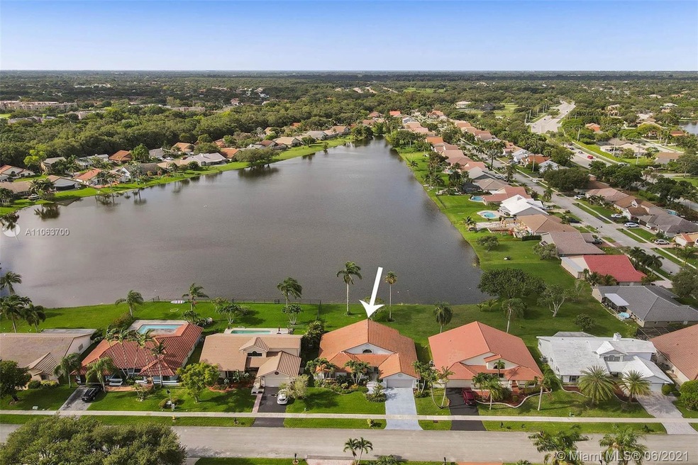 9850 N Oak Knoll Cir, Davie, FL 33324 - photo 1