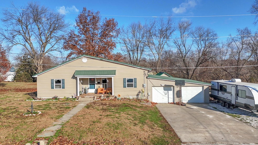 606 E 4th St, Salisbury, MO 65281 - photo 1