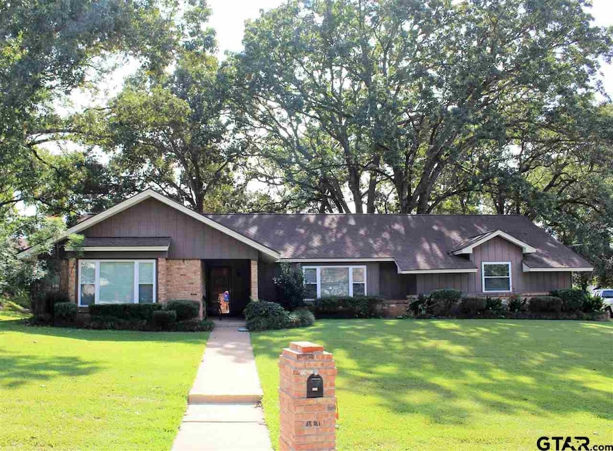 726 726 Dorchester, Tyler, TX 75703 - photo 1