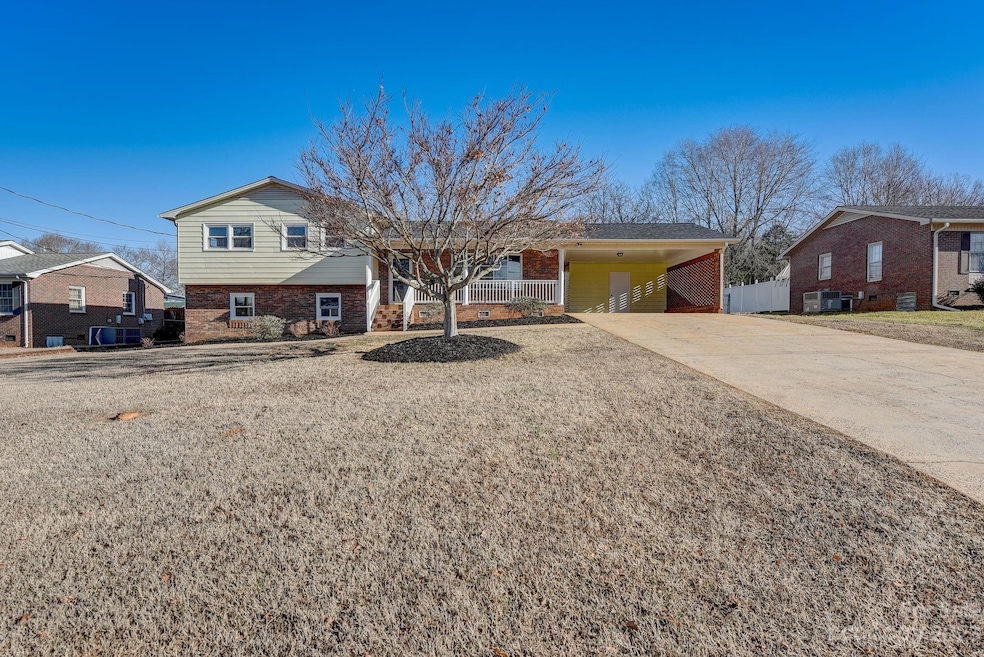 810 Waters St, Shelby, NC 28152 - photo 1