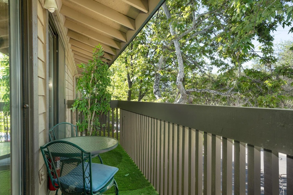Balcony with access from living room and main bedroom