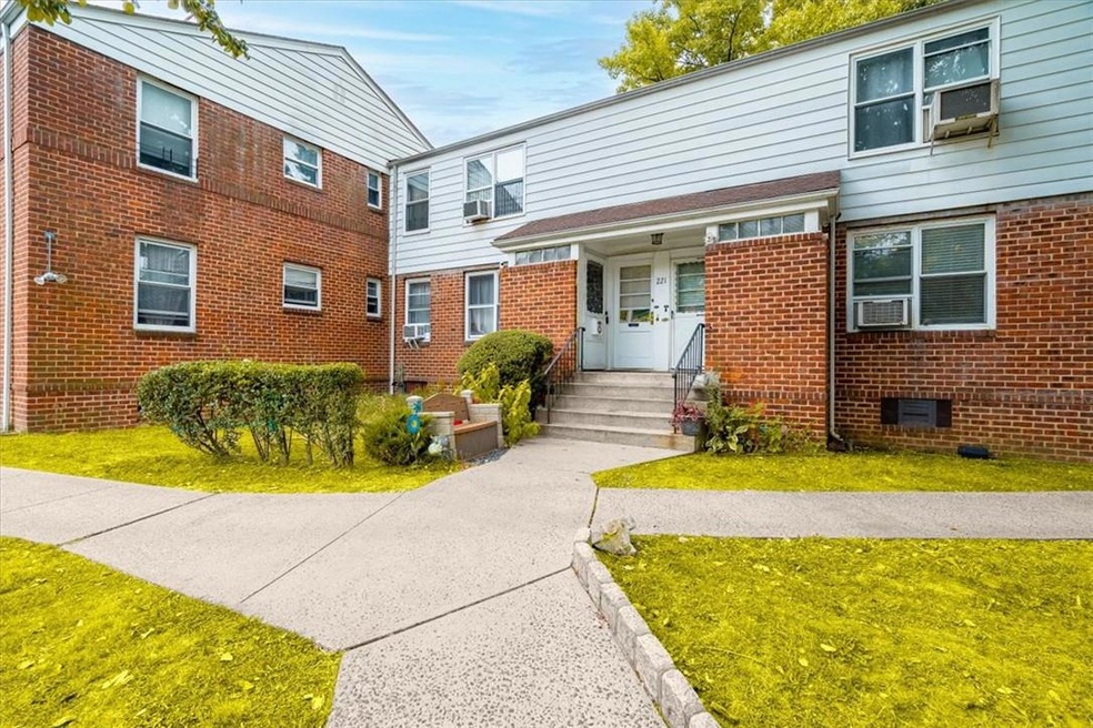 221 Rumsey Rd unit 1A, Yonkers, NY 10705 - photo 1