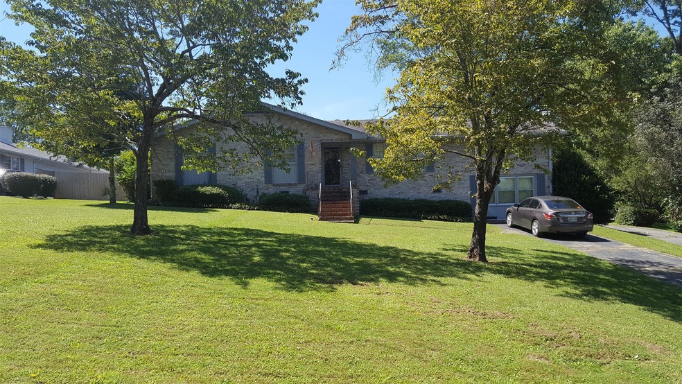 300 Oakdale St, Manchester, TN 37355 - photo 1