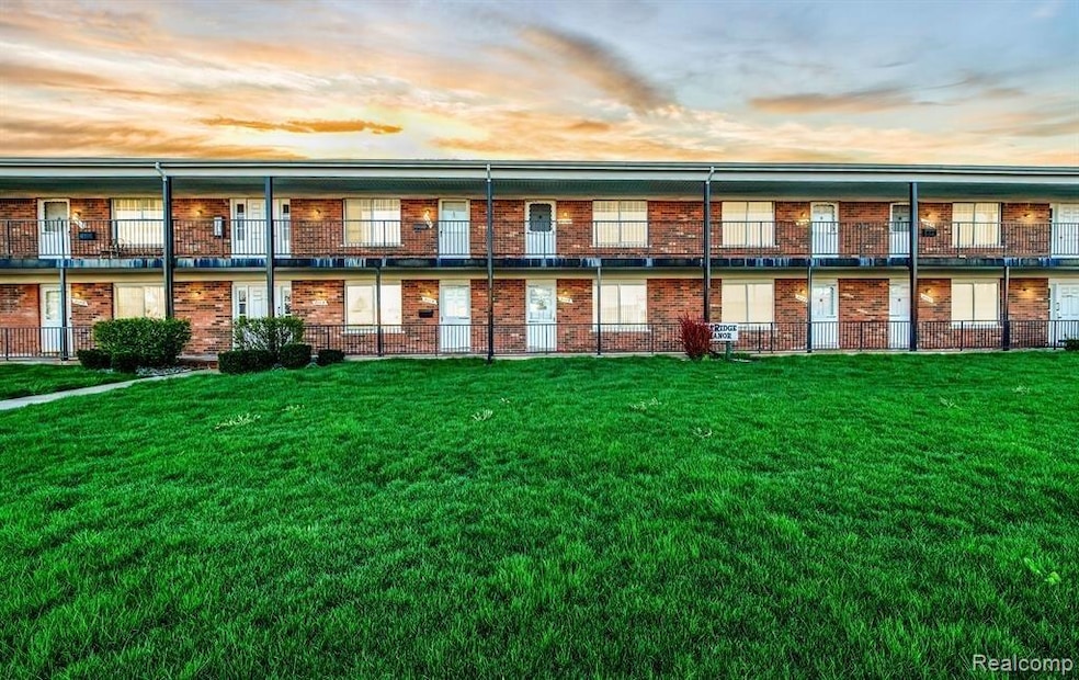 21121 Hayes Ave unit 15, Eastpointe, MI 48021 - photo 1