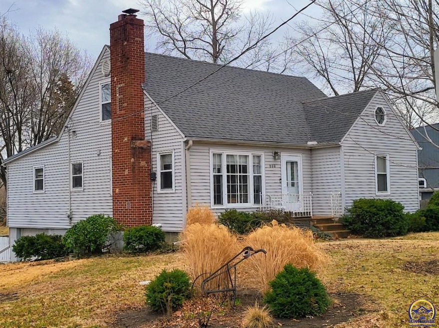 800 SW Grand Ct, Topeka, KS 66606 - photo 1