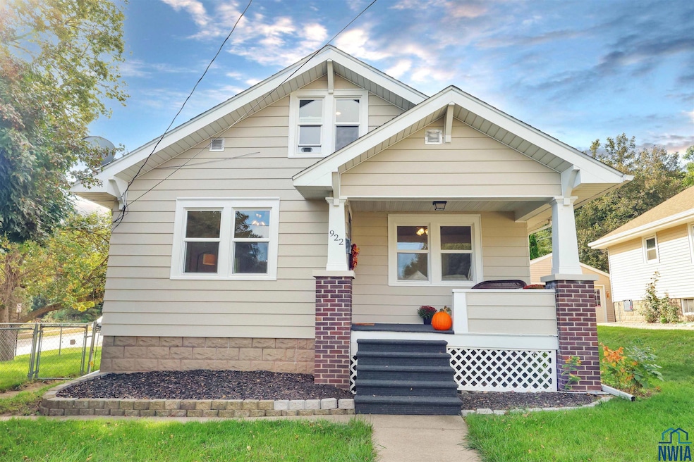922 30th St, Sioux City, IA 51104 - photo 1
