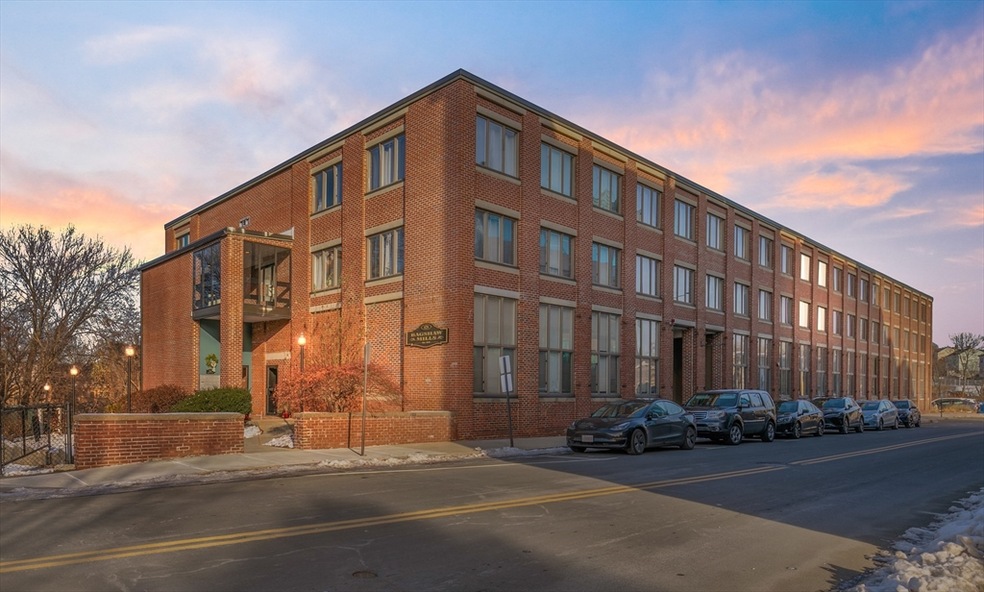 128 Warren St unit 12, Lowell, MA 01852 - photo 1