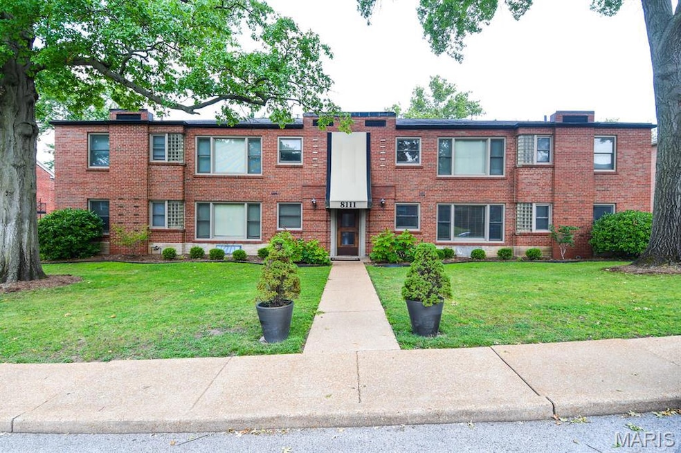 8111 Roxburgh Dr unit 1SE, Saint Louis, MO 63105 - photo 1