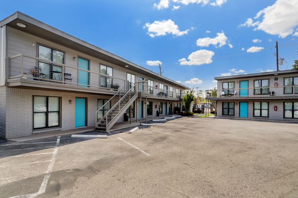 4300 Rosslyn Rd unit 16, Houston, TX 77018 - photo 1