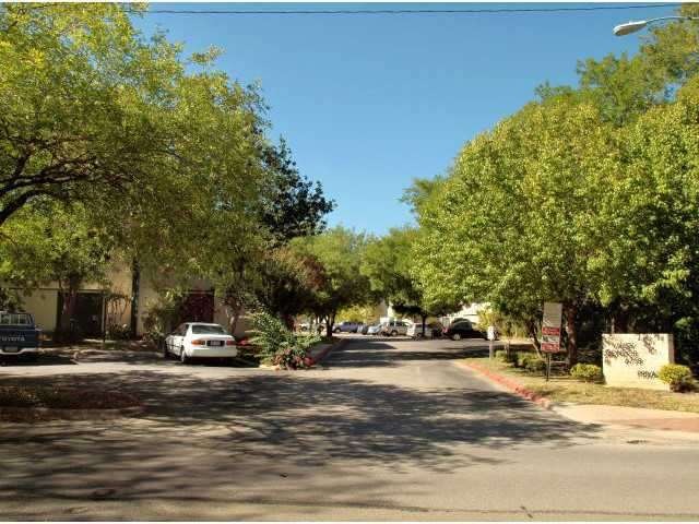 Entry : Lots of trees provide shady parking.