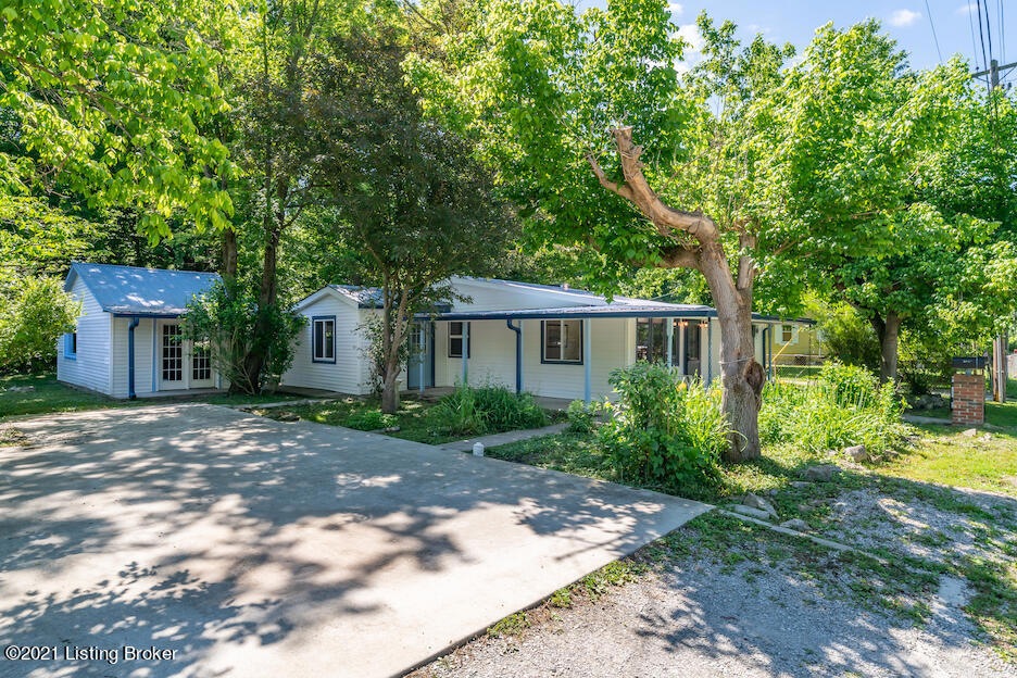 209 1-2 S 6th St West Point-21