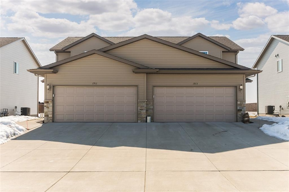 1913 Rosehill Dr SW, Cedar Rapids, IA 52404 - photo 1