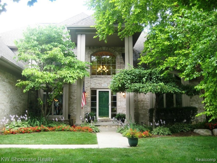 WELCOME HOME TO THE WOODS OF ORCHARD LAKE!