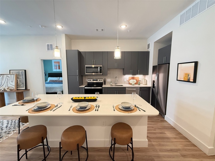 641 W Crosstimbers St unit 1-605, Houston, TX 77018 - photo 1