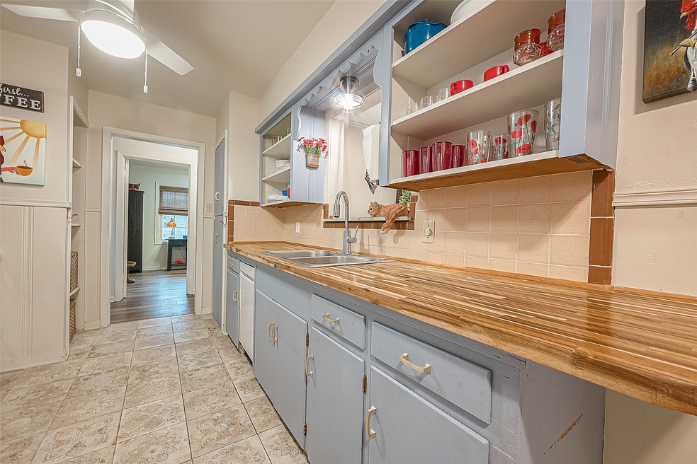 2008 Hillcrest Dr, Bay City, TX 77414 - photo 1