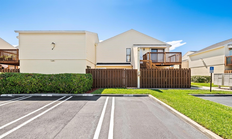 641 Executive Center Dr unit P104, West Palm Beach, FL 33401 - photo 1