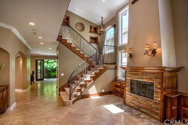 Soaring ceilings, roaring fireplace, custom rod-ir
