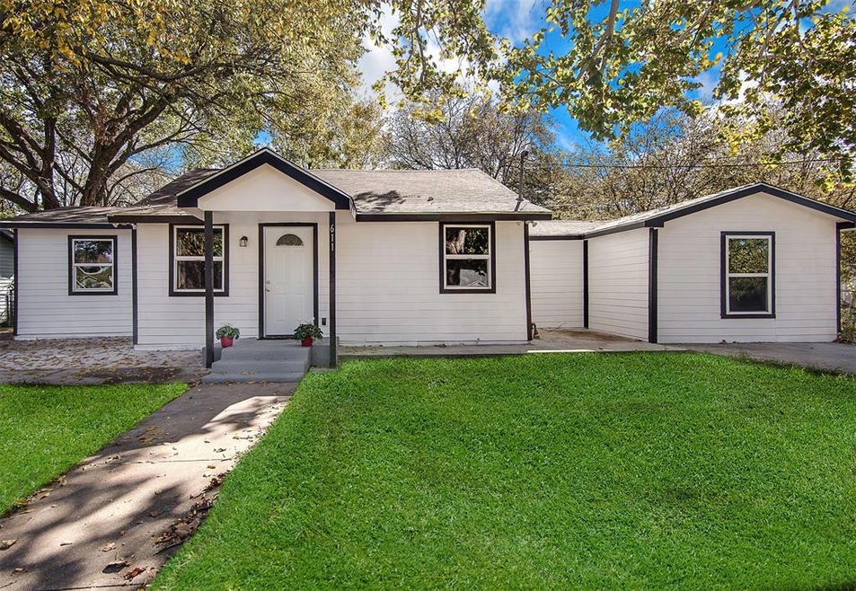 611 W Lone Star Ave, Cleburne, TX 76033 - photo 1