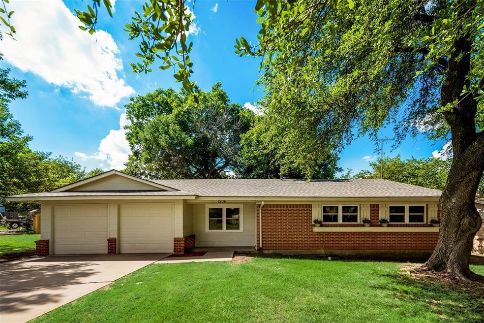 1204 Crestwood Dr, Cleburne, TX 76033 - photo 1