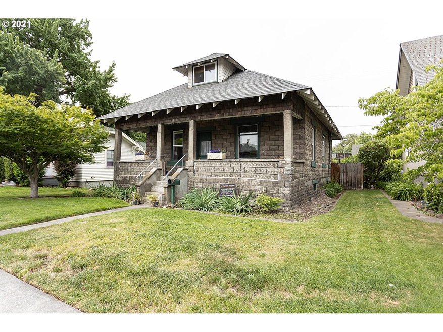 714 W 9th St, the Dalles, OR 97058 - photo 1