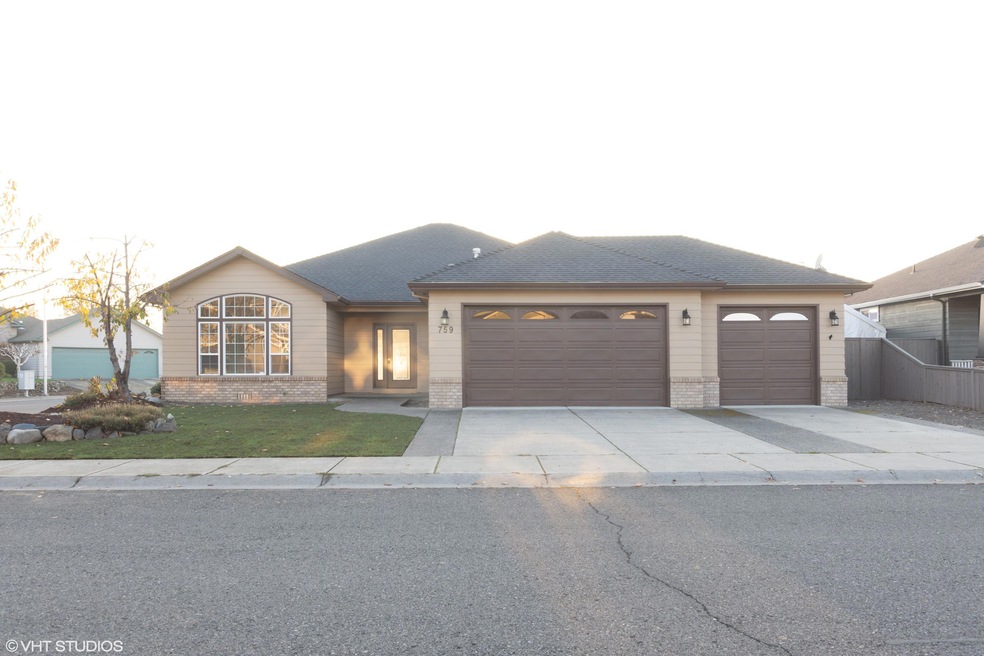 759 Meadowbrook Dr, Central Point, OR 97502 - photo 1