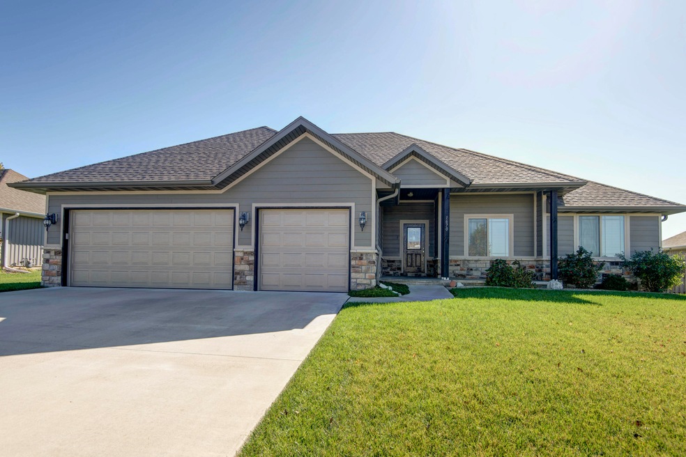 1670 E Pea Ridge Dr, East Republic Township, MO 65738 - photo 1