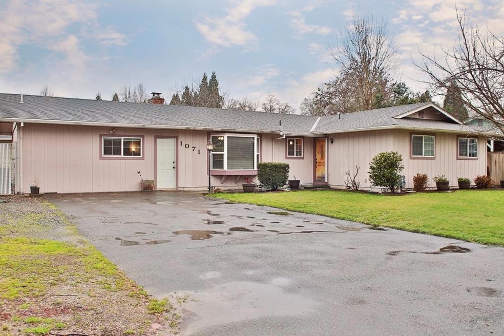 1071 Omaha Dr, Grants Pass, OR 97527 - photo 1