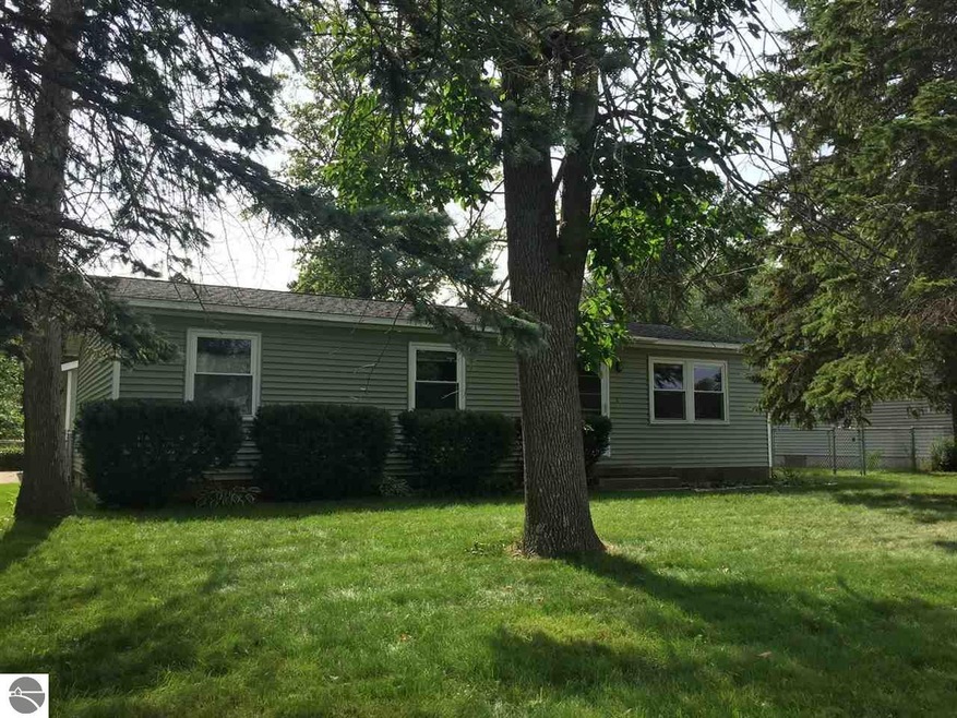 504 Lake St, Elk Rapids, MI 49629 - photo 1