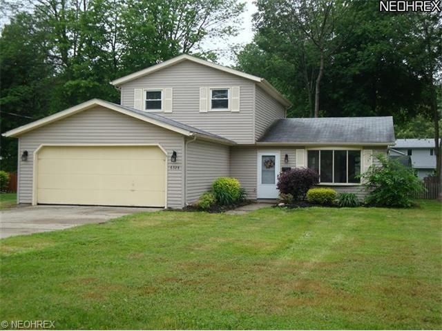 Wow! Come see this 4 bedroom, 1.5 bath split/colon