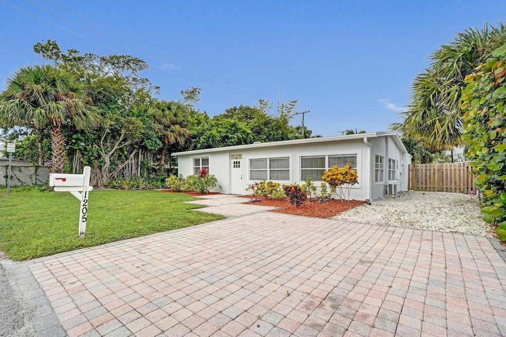 1205 S Lake Dr, Lantana, FL 33462 - photo 1