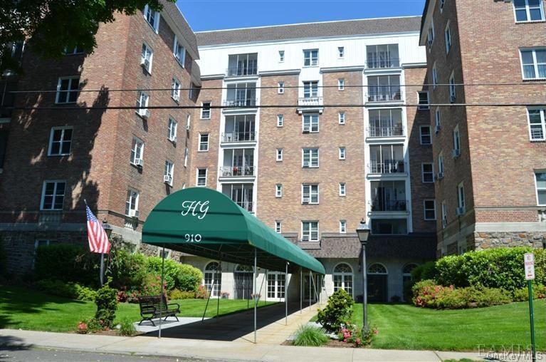 Hawthorne Gardens unit 2C, Mamaroneck, NY 10543 - photo 1