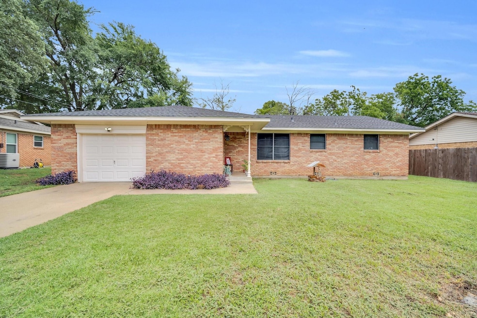 804 N Douglas Ave, Cleburne, TX 76033 - photo 1