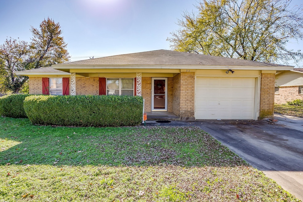 313 Texoma Dr, Whitesboro, TX 76273 - photo 1