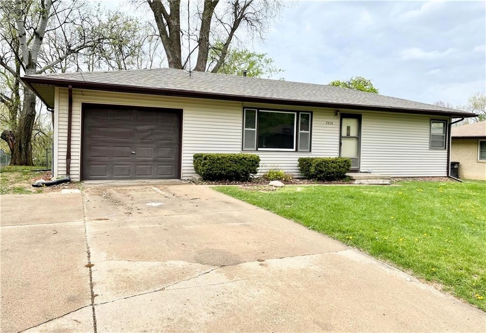 7714 SW 10th Place, Des Moines, IA 50315 - photo 1