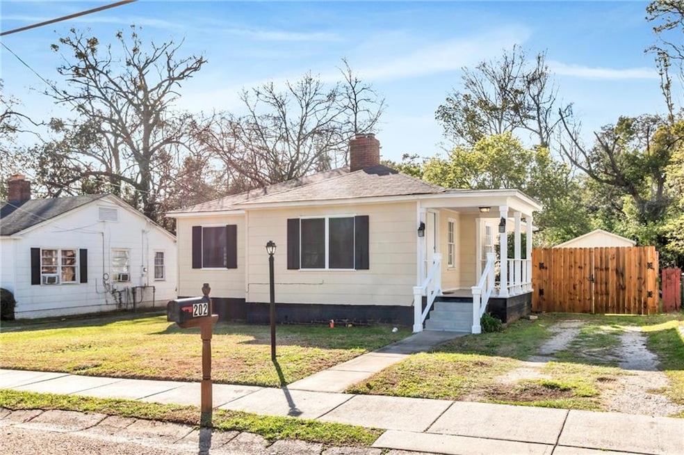 202 Pinehill Dr, Mobile, AL 36606 - photo 1