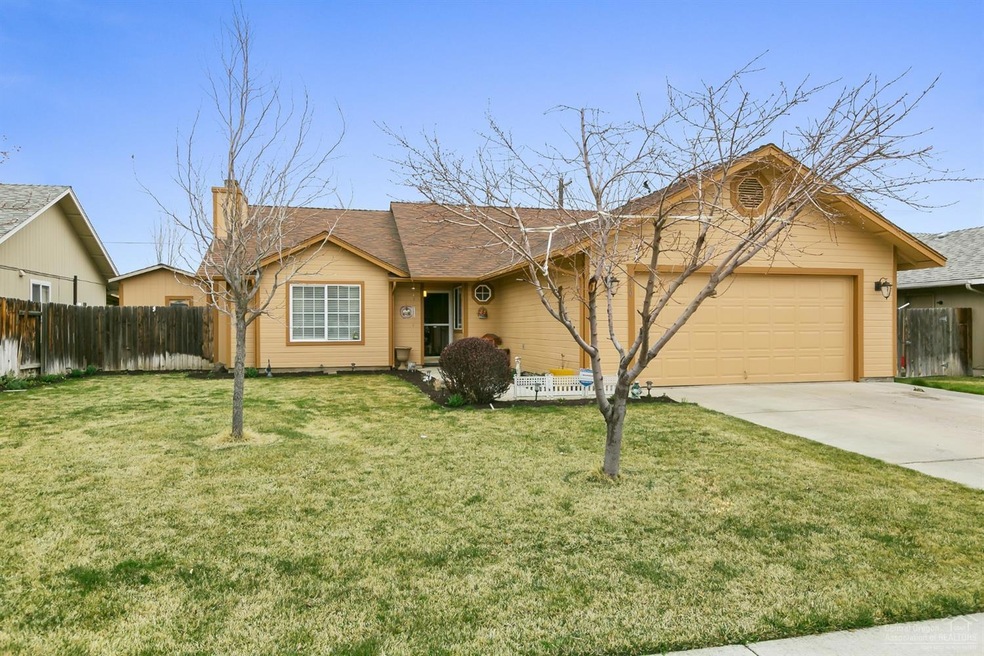 930 NW 19th Place, Redmond, OR 97756 - photo 1